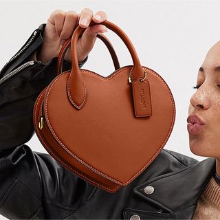 コーチ(COACH)のcoach 新品 ハート バッグ・リジェネラティブ レザー(ショルダーバッグ)