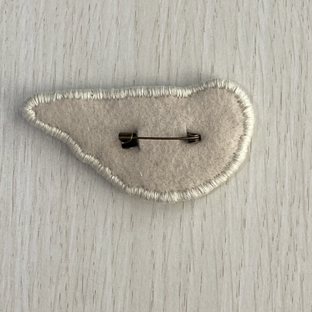 鳥の刺繍ブローチハンドメイド ハンドメイドのアクセサリー(コサージュ/ブローチ)の商品写真