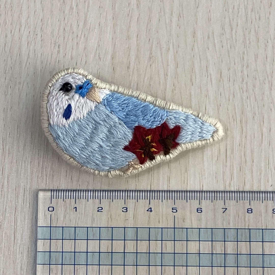 鳥の刺繍ブローチハンドメイド ハンドメイドのアクセサリー(コサージュ/ブローチ)の商品写真