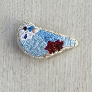 鳥の刺繍ブローチハンドメイド(コサージュ/ブローチ)