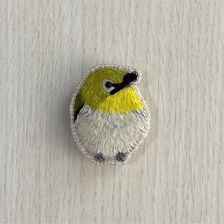 鳥の刺繍ブローチハンドメイド(コサージュ/ブローチ)