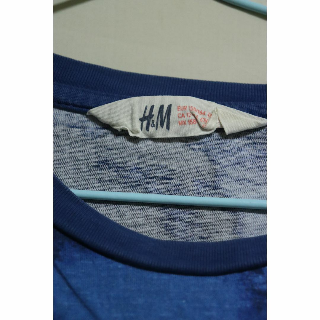 H&M(エイチアンドエム)のプロフ必読H&M BRAZILタイダイTシャツ/ブルーナンバリング158/164 メンズのトップス(Tシャツ/カットソー(半袖/袖なし))の商品写真