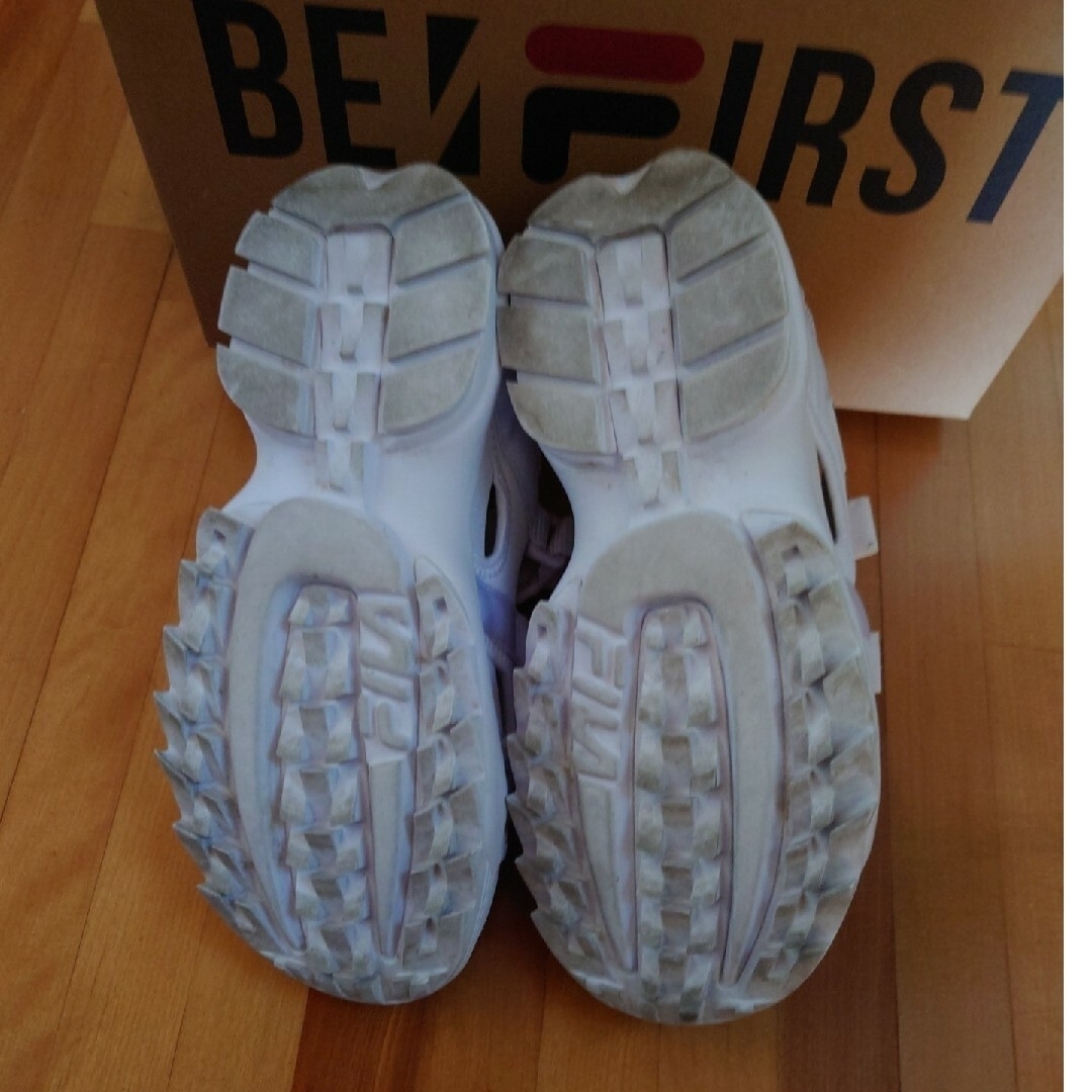 BE:FIRST FILA サンダル 24cm ホワイト レディースの靴/シューズ(サンダル)の商品写真