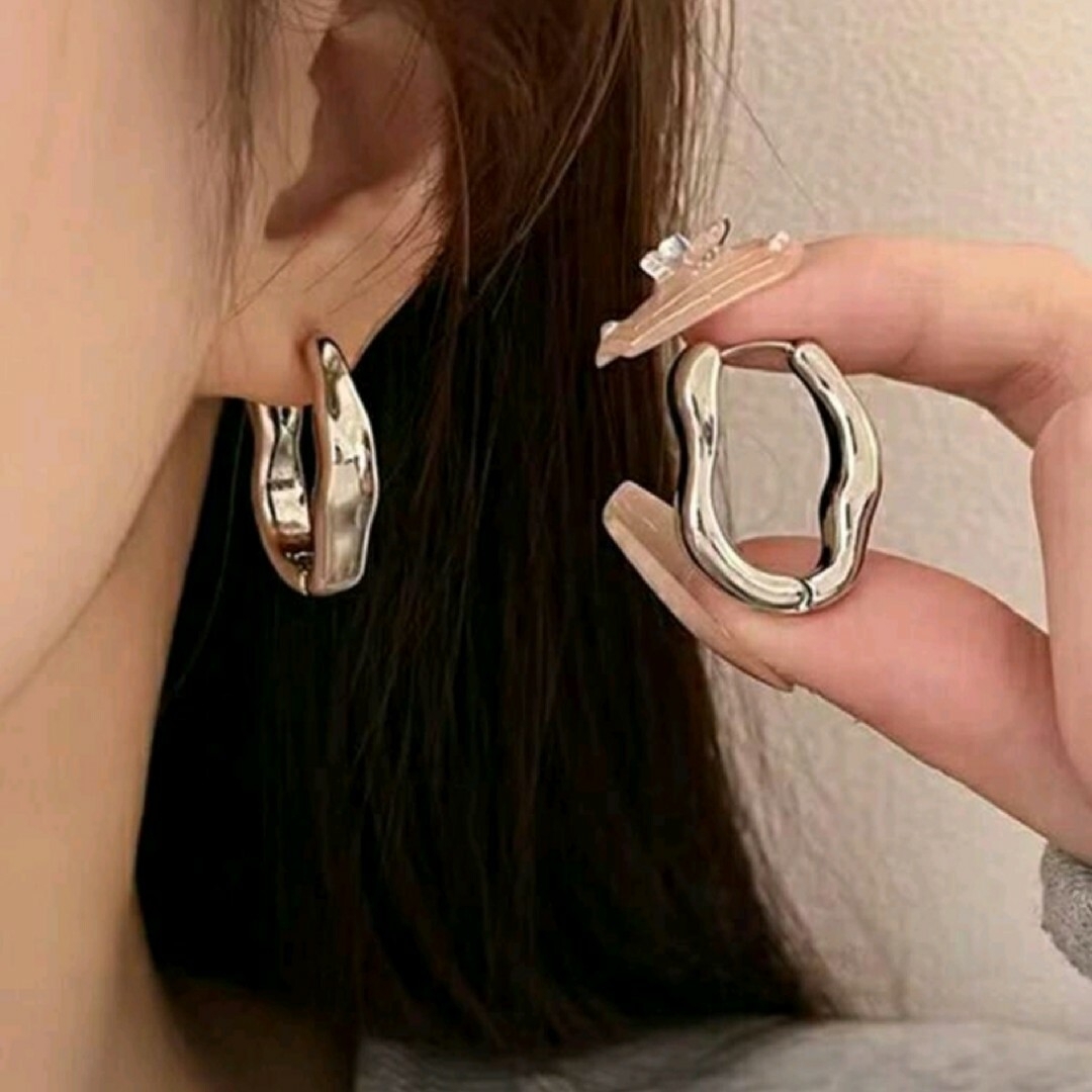 TODAYFUL(トゥデイフル)のNo. 667 シルバー ハグピアス チャンキーピアス フープピアス ステンレ レディースのアクセサリー(ピアス)の商品写真