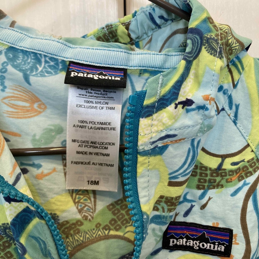 patagonia(パタゴニア)のパタゴニア　18m フィッシュ柄アウター キッズ/ベビー/マタニティのベビー服(~85cm)(ジャケット/コート)の商品写真