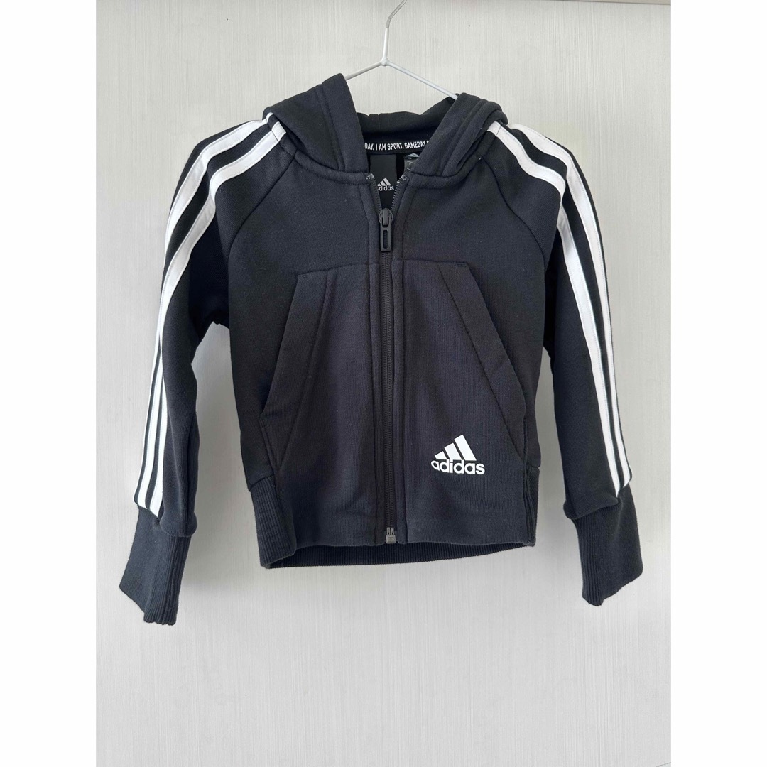 adidas(アディダス)の【新品未使用タグ付】adidasキッズ 100cm ジップアップパーカー キッズ/ベビー/マタニティのキッズ服男の子用(90cm~)(ジャケット/上着)の商品写真