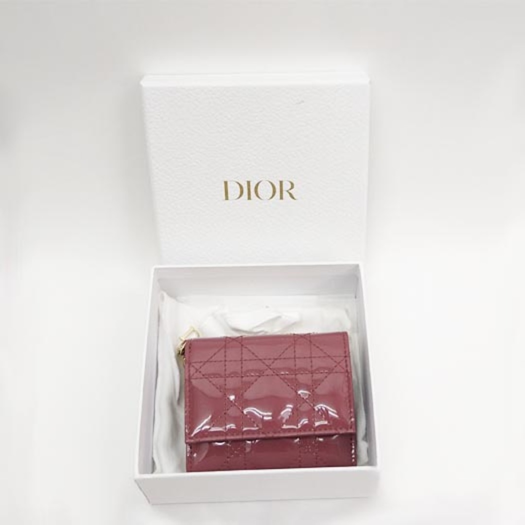 Christian Dior(クリスチャンディオール)のクリスチャン ディオール レディディオール カナージュ ロータス ウォレット パテントレザー ダークパープル S0181OVRB 三つ折り財布 レディースのファッション小物(財布)の商品写真