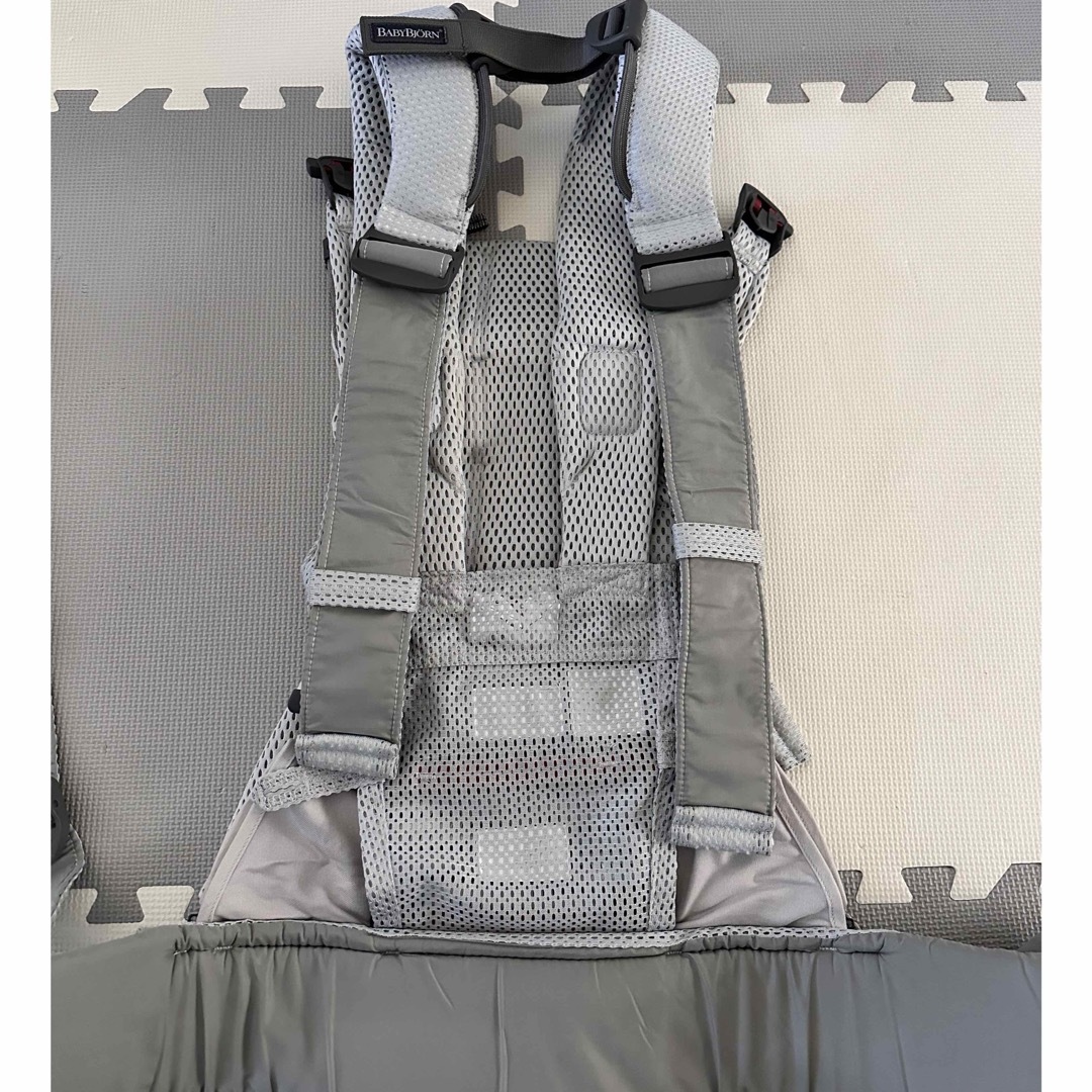 BABYBJORN(ベビービョルン)のBABYBjORN ONE KAI AIR 抱っこ紐　スタイ付　箱あり キッズ/ベビー/マタニティの外出/移動用品(抱っこひも/おんぶひも)の商品写真