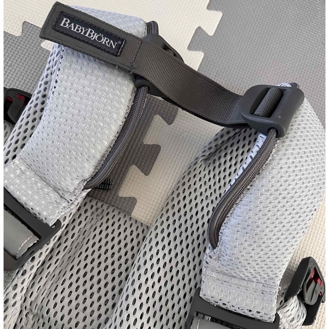 BABYBJORN(ベビービョルン)のBABYBjORN ONE KAI AIR 抱っこ紐　スタイ付　箱あり キッズ/ベビー/マタニティの外出/移動用品(抱っこひも/おんぶひも)の商品写真