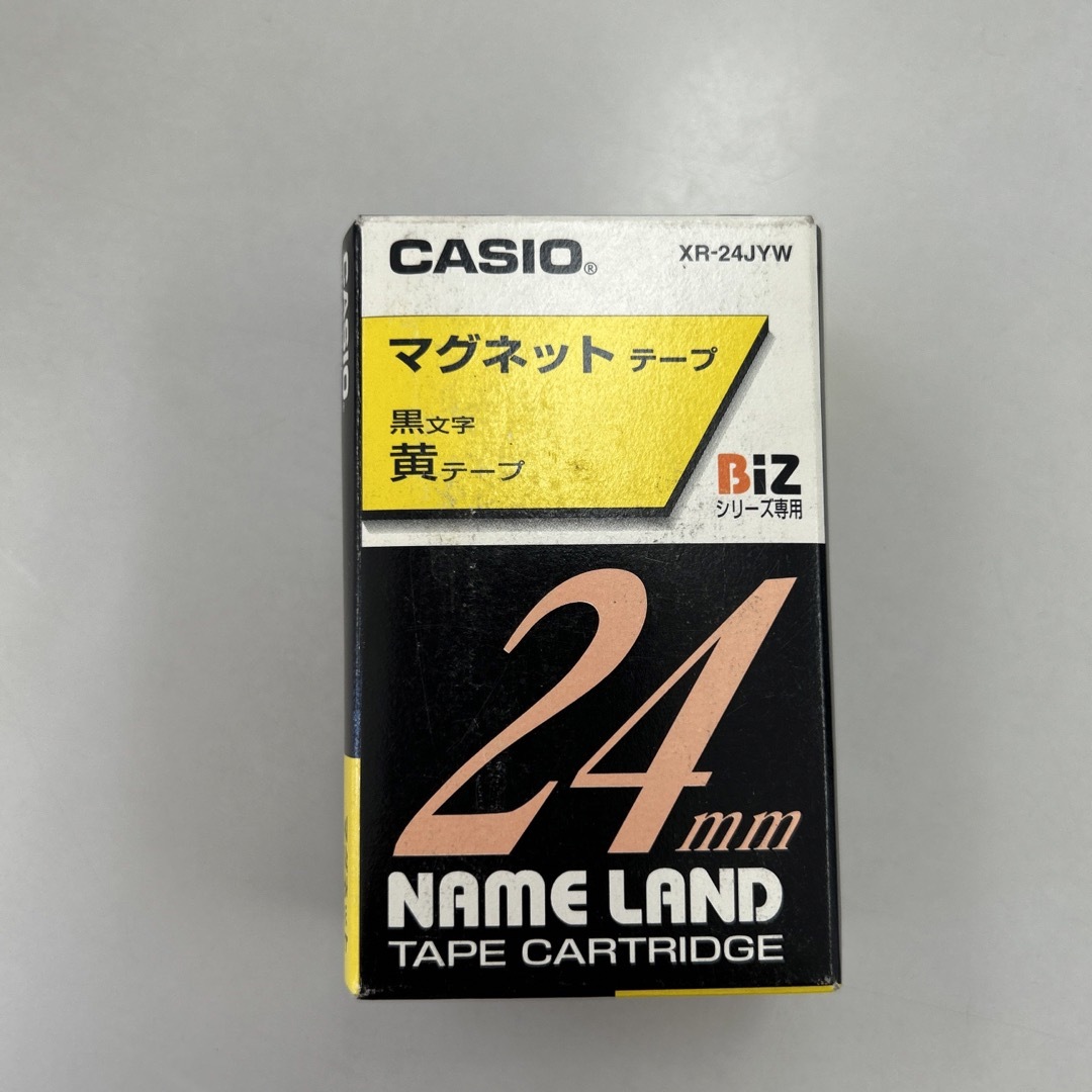 CASIO(カシオ)のCASIO マグネットテープ XR-24JYW 24mm インテリア/住まい/日用品のオフィス用品(OA機器)の商品写真