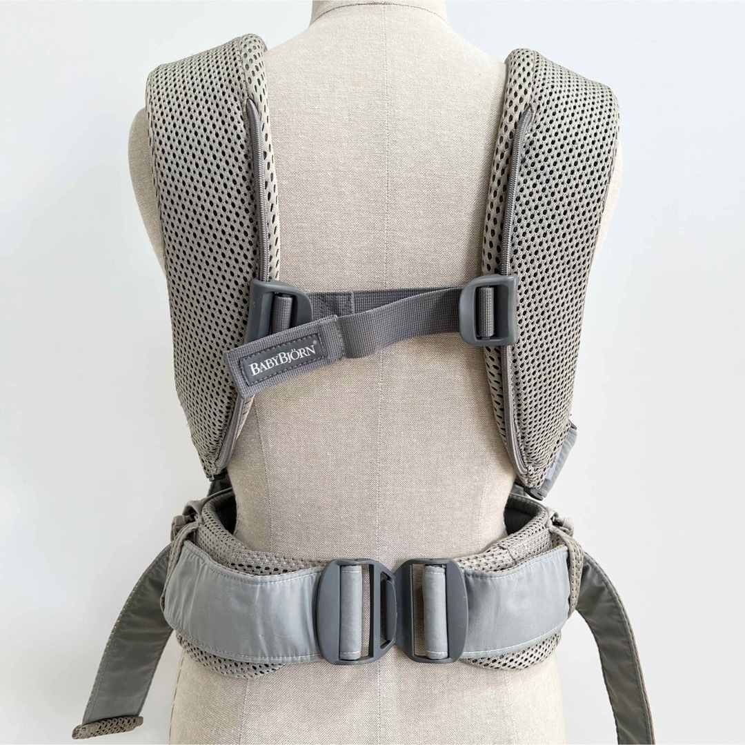 BABYBJORN(ベビービョルン)のベビービョルン 抱っこ紐 ベビーキャリア ONE KAI AIR グレーベージュ キッズ/ベビー/マタニティの外出/移動用品(抱っこひも/おんぶひも)の商品写真