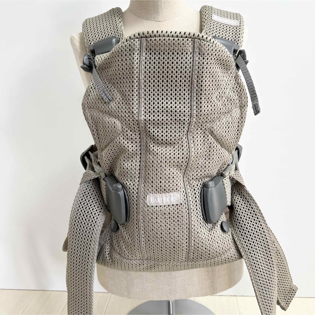 BABYBJORN(ベビービョルン)のベビービョルン 抱っこ紐 ベビーキャリア ONE KAI AIR グレーベージュ キッズ/ベビー/マタニティの外出/移動用品(抱っこひも/おんぶひも)の商品写真