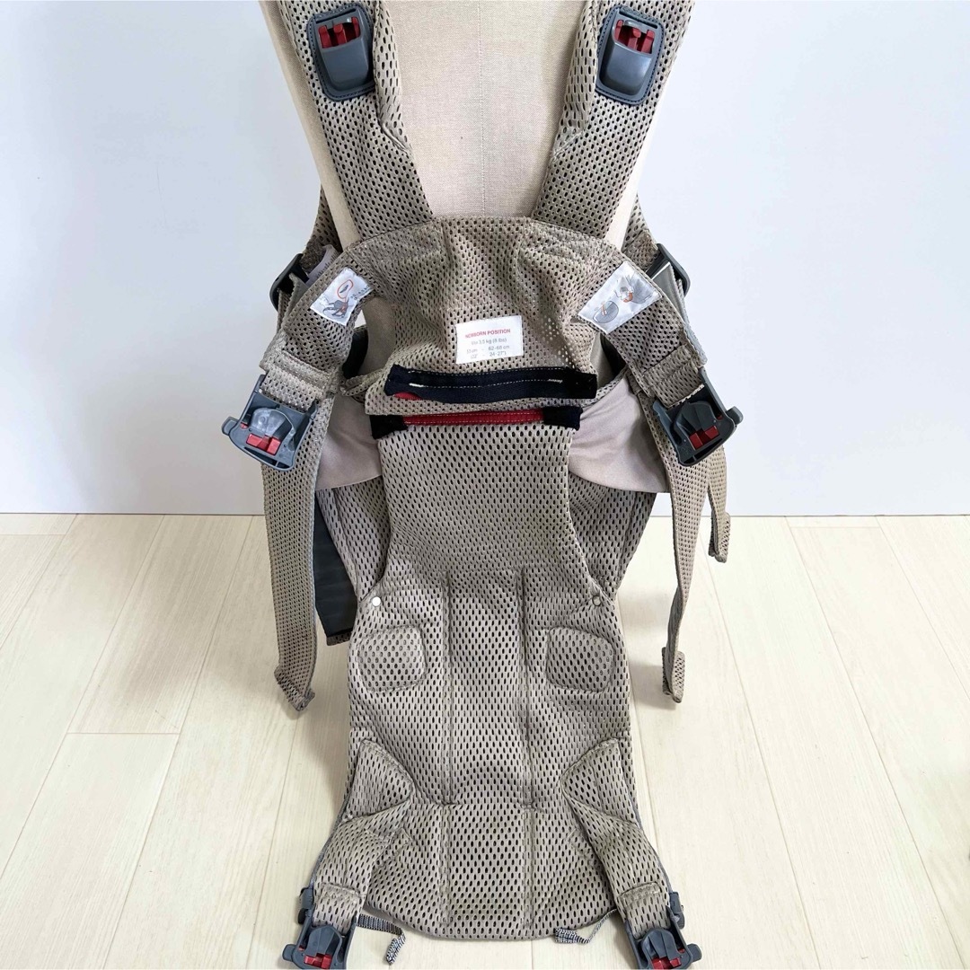 BABYBJORN(ベビービョルン)のベビービョルン 抱っこ紐 ベビーキャリア ONE KAI AIR グレーベージュ キッズ/ベビー/マタニティの外出/移動用品(抱っこひも/おんぶひも)の商品写真