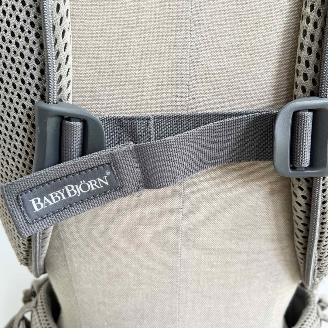 BABYBJORN(ベビービョルン)のベビービョルン 抱っこ紐 ベビーキャリア ONE KAI AIR グレーベージュ キッズ/ベビー/マタニティの外出/移動用品(抱っこひも/おんぶひも)の商品写真