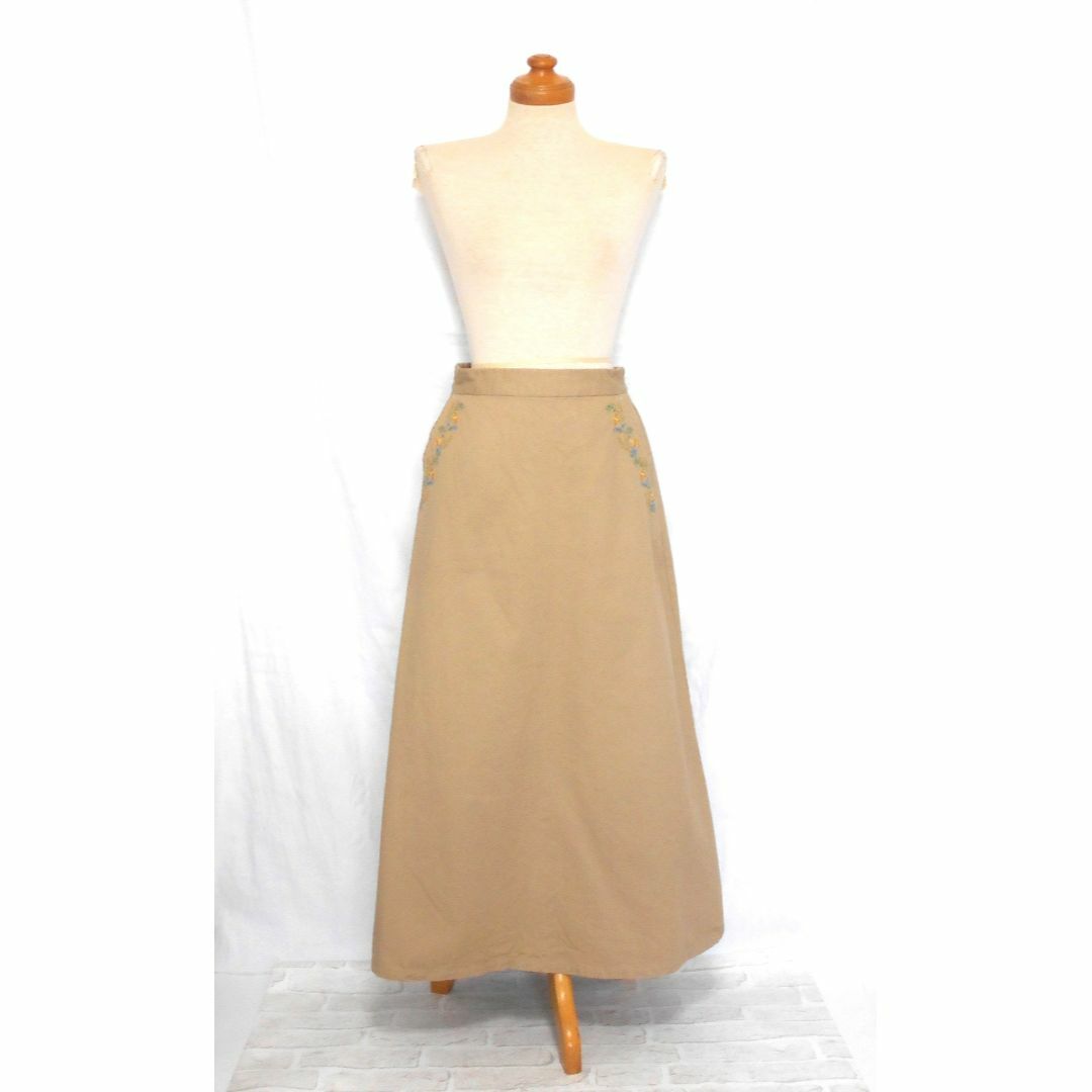 Graniph(グラニフ)の美品 送料無料 グラニフ ベージュ コットン 鳥モチーフ 刺繍 ロング スカート レディースのスカート(ロングスカート)の商品写真