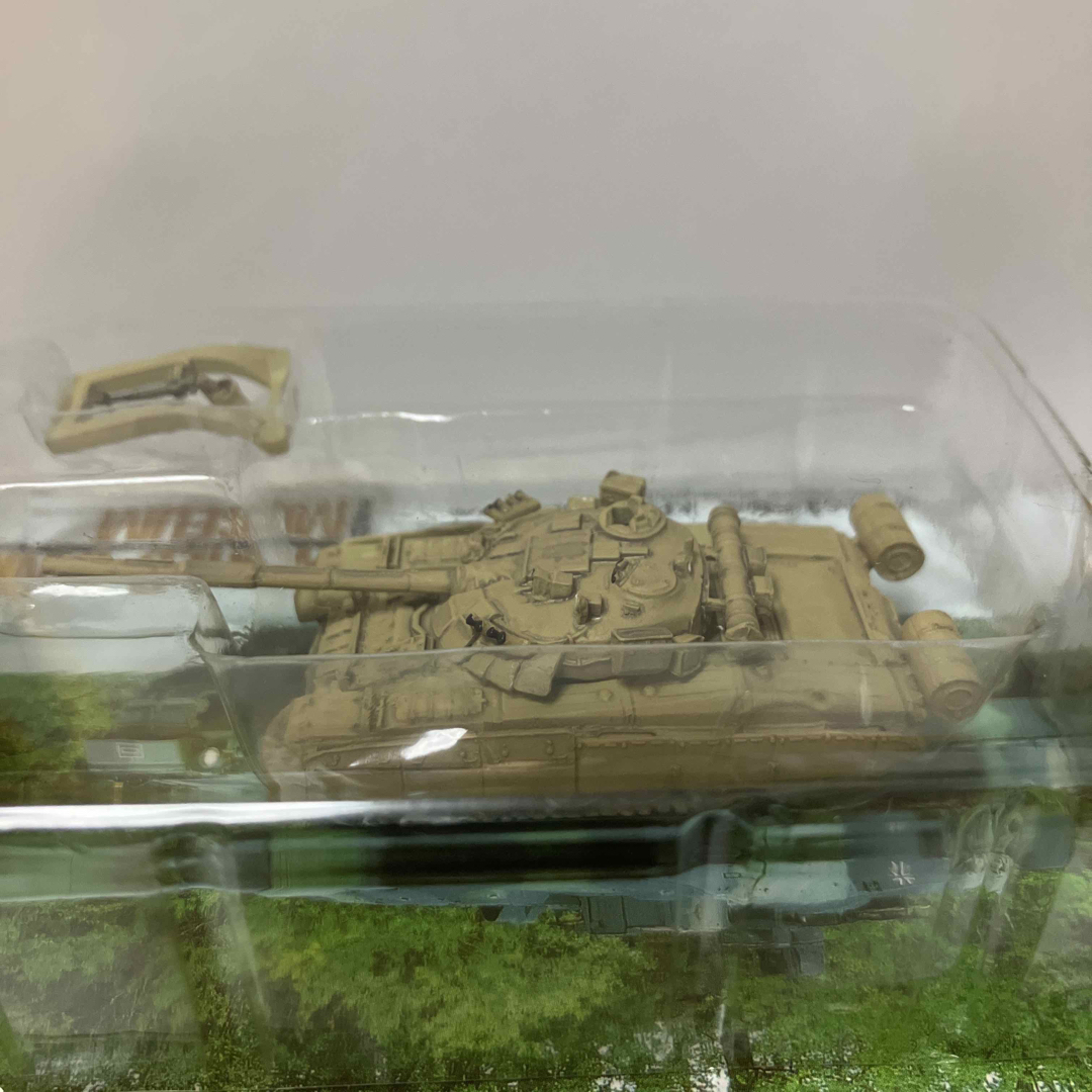 海洋堂(カイヨウドウ)のT-80U デザート迷彩 1/144 ワールドタンクミュージアム6弾 ロシア陸軍 エンタメ/ホビーのおもちゃ/ぬいぐるみ(模型/プラモデル)の商品写真