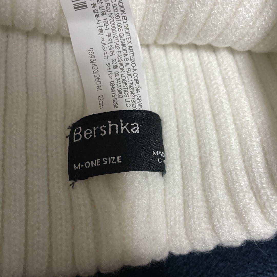 Bershka(ベルシュカ)の《週末限定セール》ベルシュカ　白ニット帽 レディースの帽子(ニット帽/ビーニー)の商品写真