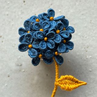 お花のブローチ　立体刺繍ブローチ　青　黄　(ブローチ/コサージュ)