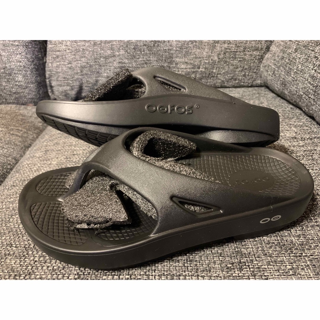 OOFOS(ウーフォス)の新品未使用　OOFOS ウーフォス サンダル　ブラック　JP24.0cm 13 レディースの靴/シューズ(サンダル)の商品写真