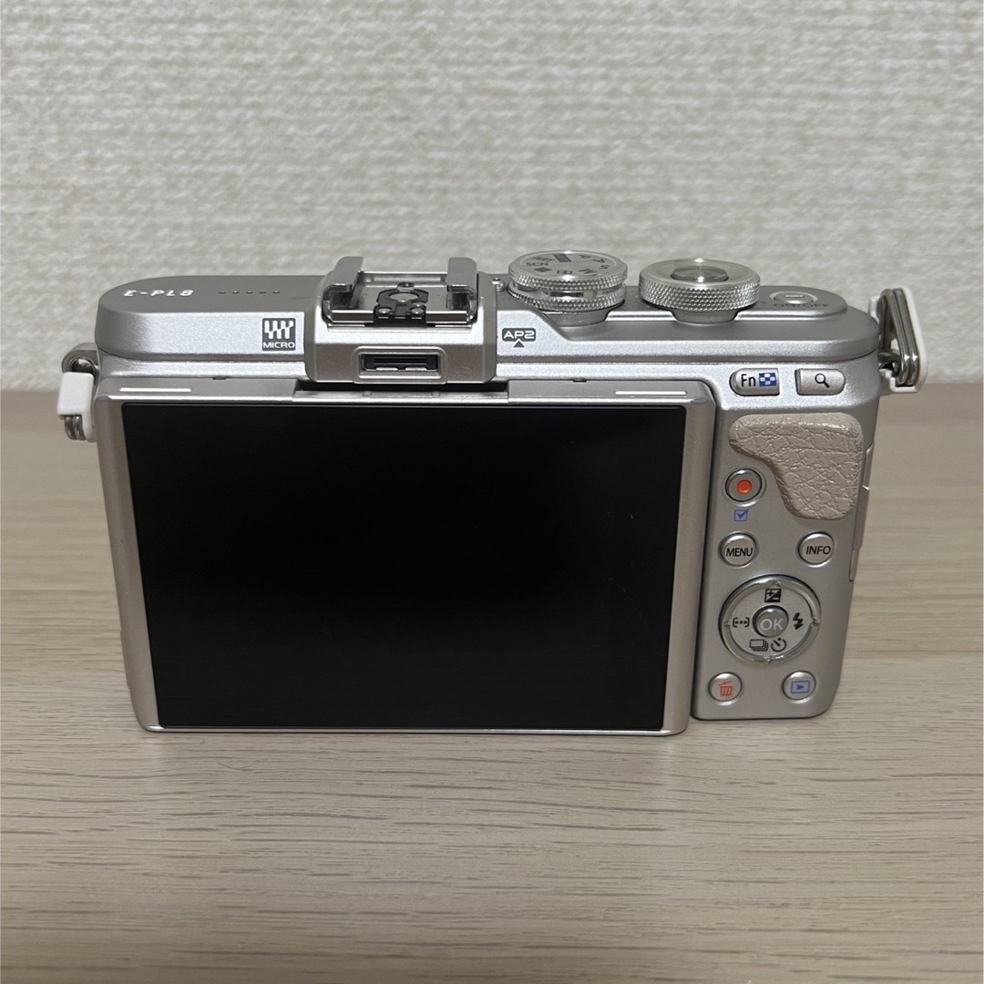 OLYMPUS PEN E-PL8 ミラーレス一眼レフカメラ