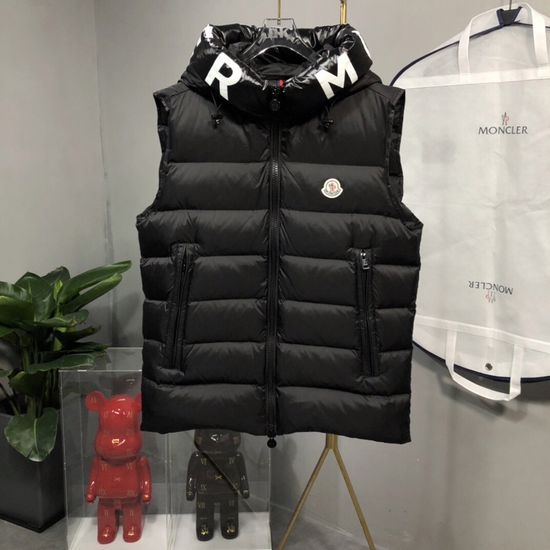 レア！MONCLER　ダウンベスト