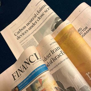 英字新聞FT サーモンピンク色　　　　　　　　18頁(見開き4枚＋半裁1枚)(印刷物)