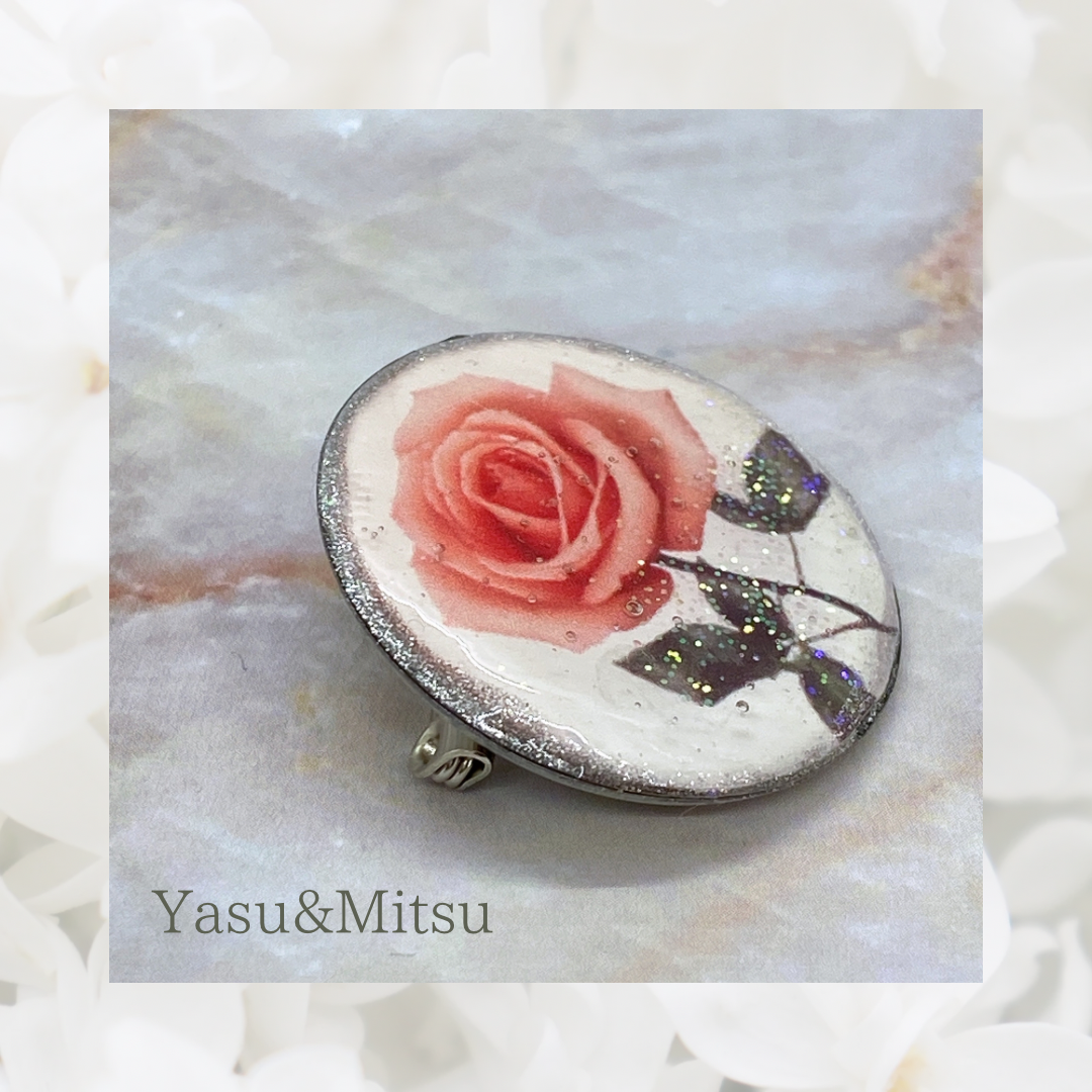 一輪の赤薔薇ブローチ ハンドメイドのアクセサリー(コサージュ/ブローチ)の商品写真