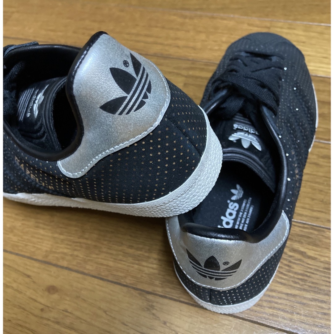 adidas(アディダス)のともちゃんさん専用 新品  adidas スニーカー 22.5cm レディースの靴/シューズ(スニーカー)の商品写真