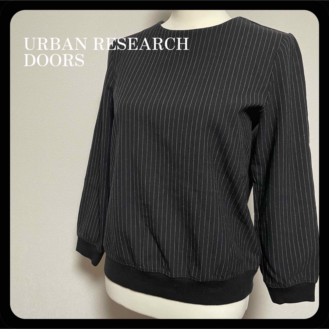 URBAN RESEARCH DOORS(アーバンリサーチドアーズ)の【美品】アーバンリサーチドアーズ ピンストライプ  ストレッチ トップス 黒 レディースのトップス(カットソー(長袖/七分))の商品写真