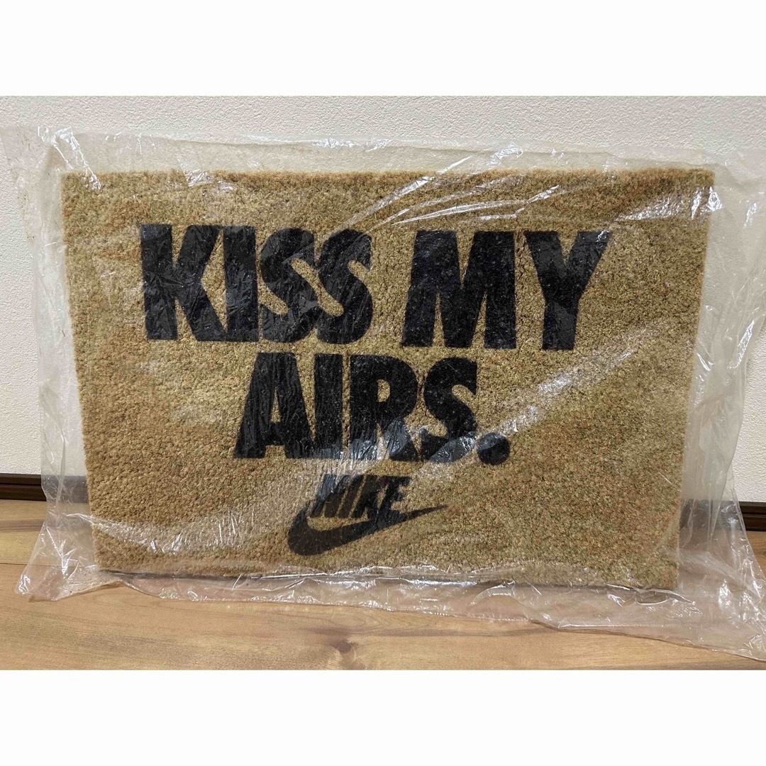 NIKE(ナイキ)のNIKE x OVERKILL KISS MY AIRS 玄関 マット新品未開封 インテリア/住まい/日用品のラグ/カーペット/マット(玄関マット)の商品写真