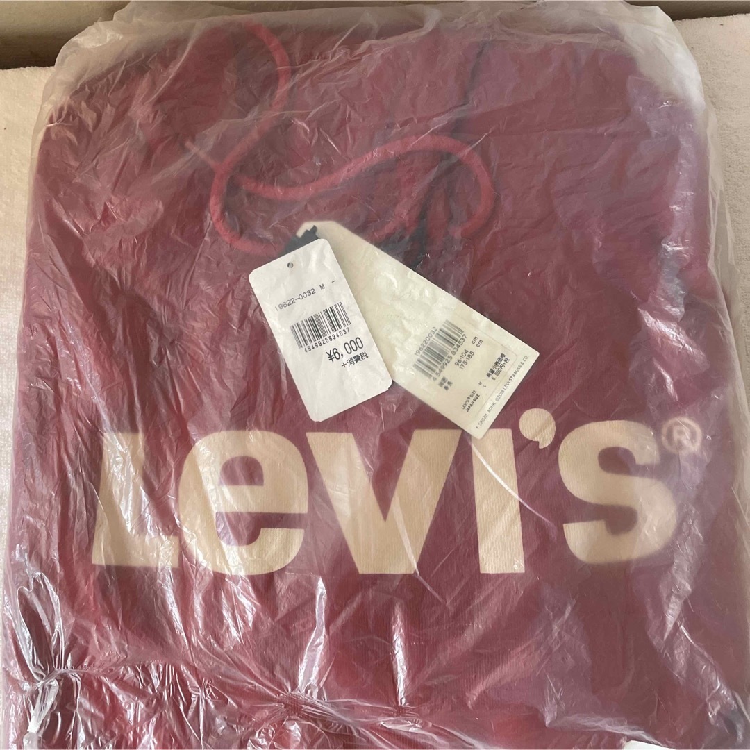 Levi's(リーバイス)の新品　Levi’s グラフィックプルオーバーフーディー　リーバイス  赤 メンズのトップス(パーカー)の商品写真