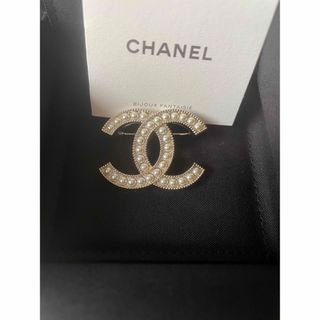 シャネル(CHANEL)の正規　新品　未使用　シャネル　パール　ブローチ　完品(ブローチ/コサージュ)