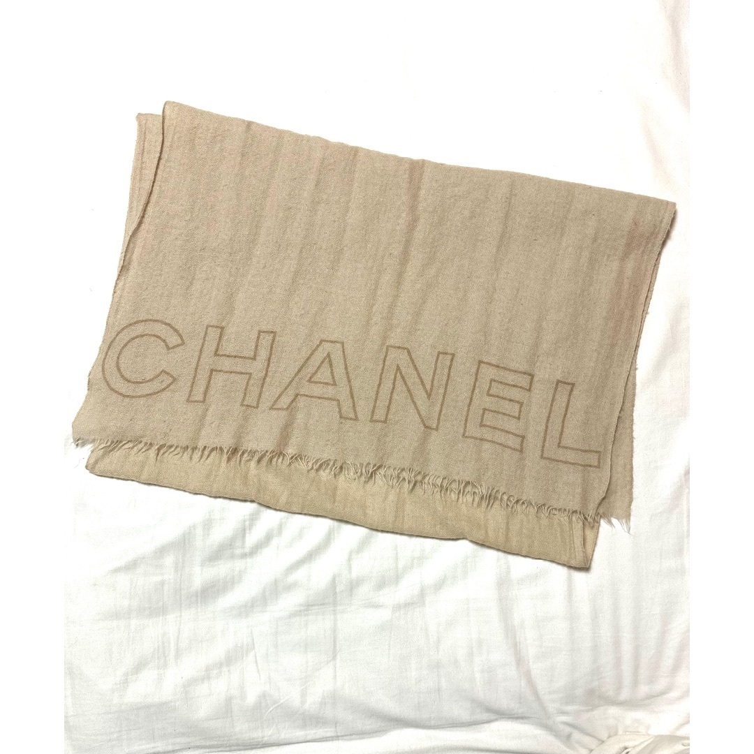 CHANEL(シャネル)のCHANEL ストール　シャネル　ベージュ　マフラー　ショール　 レディースのファッション小物(ストール/パシュミナ)の商品写真