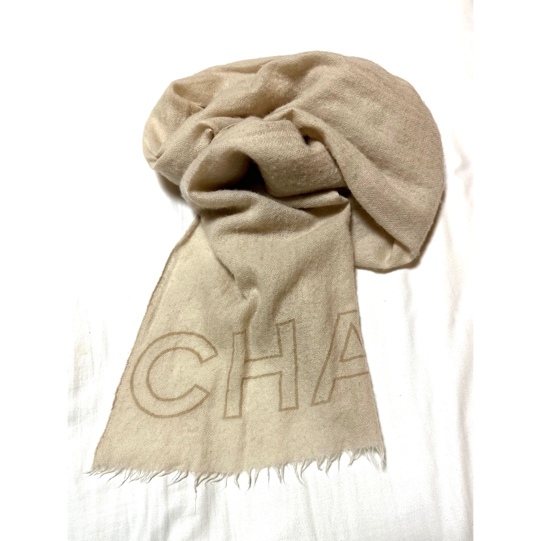 CHANEL(シャネル)のCHANEL ストール　シャネル　ベージュ　マフラー　ショール　 レディースのファッション小物(ストール/パシュミナ)の商品写真