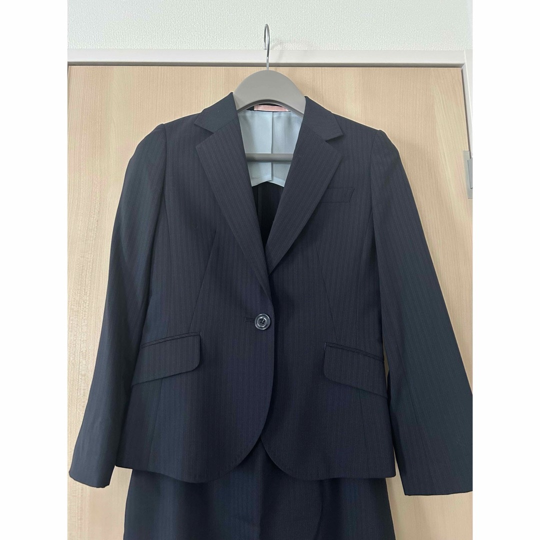 AOKI(アオキ)の青木スーツ　LES MUES ウール混　ストライプ　ネイビー　S レディースのフォーマル/ドレス(スーツ)の商品写真