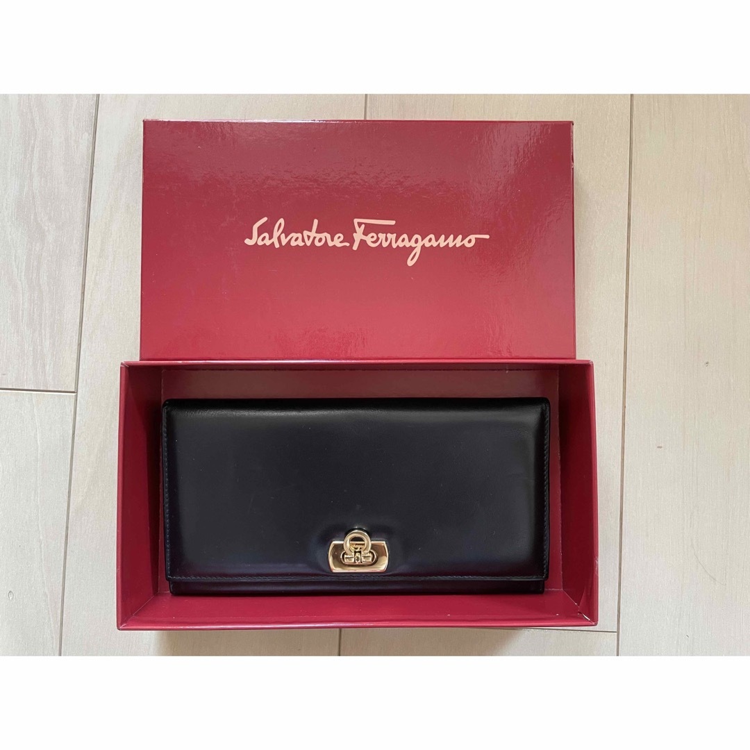 Salvatore Ferragamo(サルヴァトーレフェラガモ)のSalvatore Ferragamo 長財布 ガンチーニ レザー ブラック レディースのファッション小物(財布)の商品写真