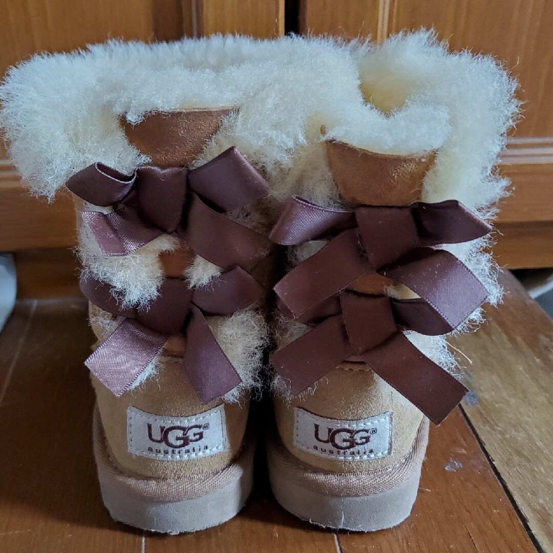 UGG(アグ)のUGG キッズ　ブーツ キッズ/ベビー/マタニティのキッズ靴/シューズ(15cm~)(ブーツ)の商品写真