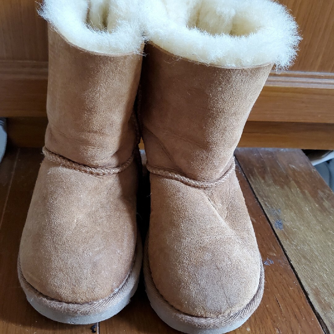 UGG(アグ)のUGG キッズ　ブーツ キッズ/ベビー/マタニティのキッズ靴/シューズ(15cm~)(ブーツ)の商品写真