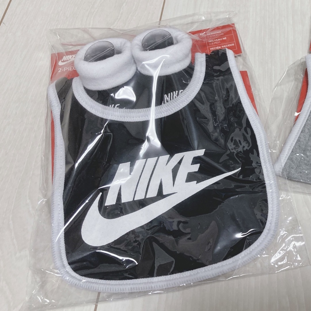 NIKE(ナイキ)の新品＊NIKEベビースタイ&ベビーソックスセット＊よだれかけ＊靴下 キッズ/ベビー/マタニティのこども用ファッション小物(ベビースタイ/よだれかけ)の商品写真