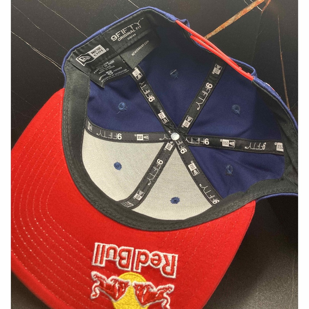 NEW ERA(ニューエラー)の【新品】RedBull ニューエラキャップ　ネイビーレッド　翌日発送 メンズの帽子(キャップ)の商品写真