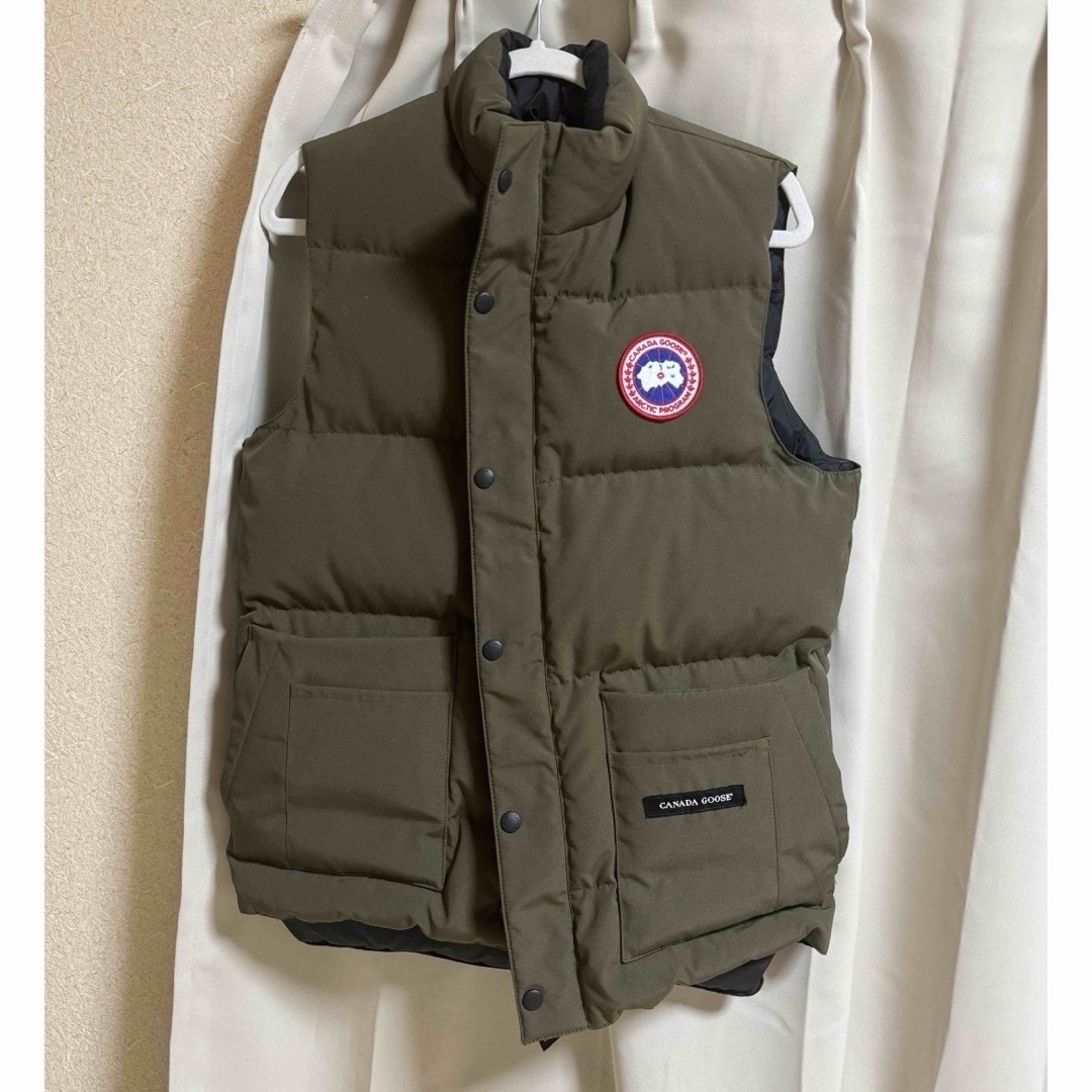 CANADA GOOSE(カナダグース)のカナダグース　ダウンベスト　xs メンズ メンズのジャケット/アウター(ダウンベスト)の商品写真