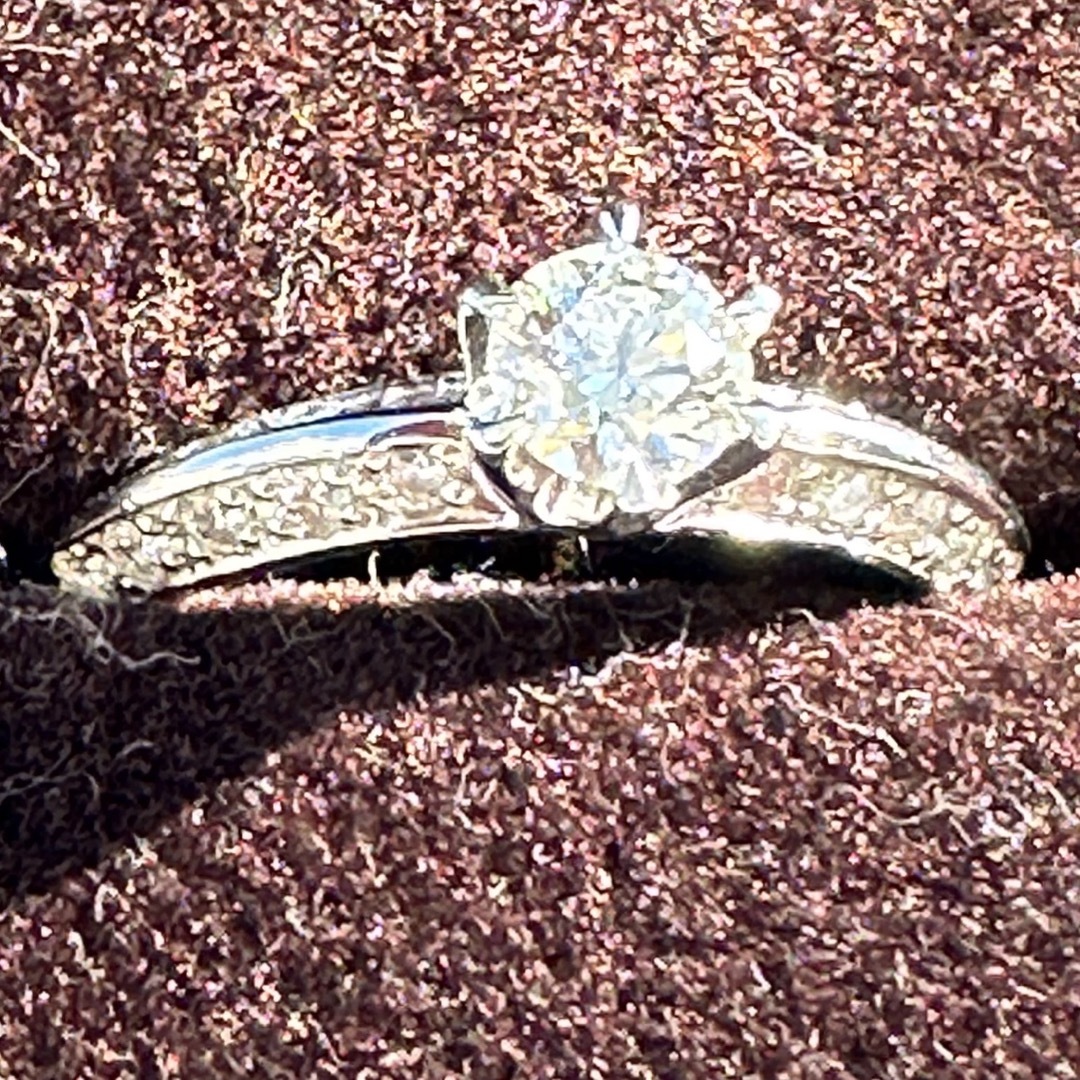 婚約指輪　ダイヤモンド　0.27カラット　VS-2 ダイヤの鑑定証明書付き