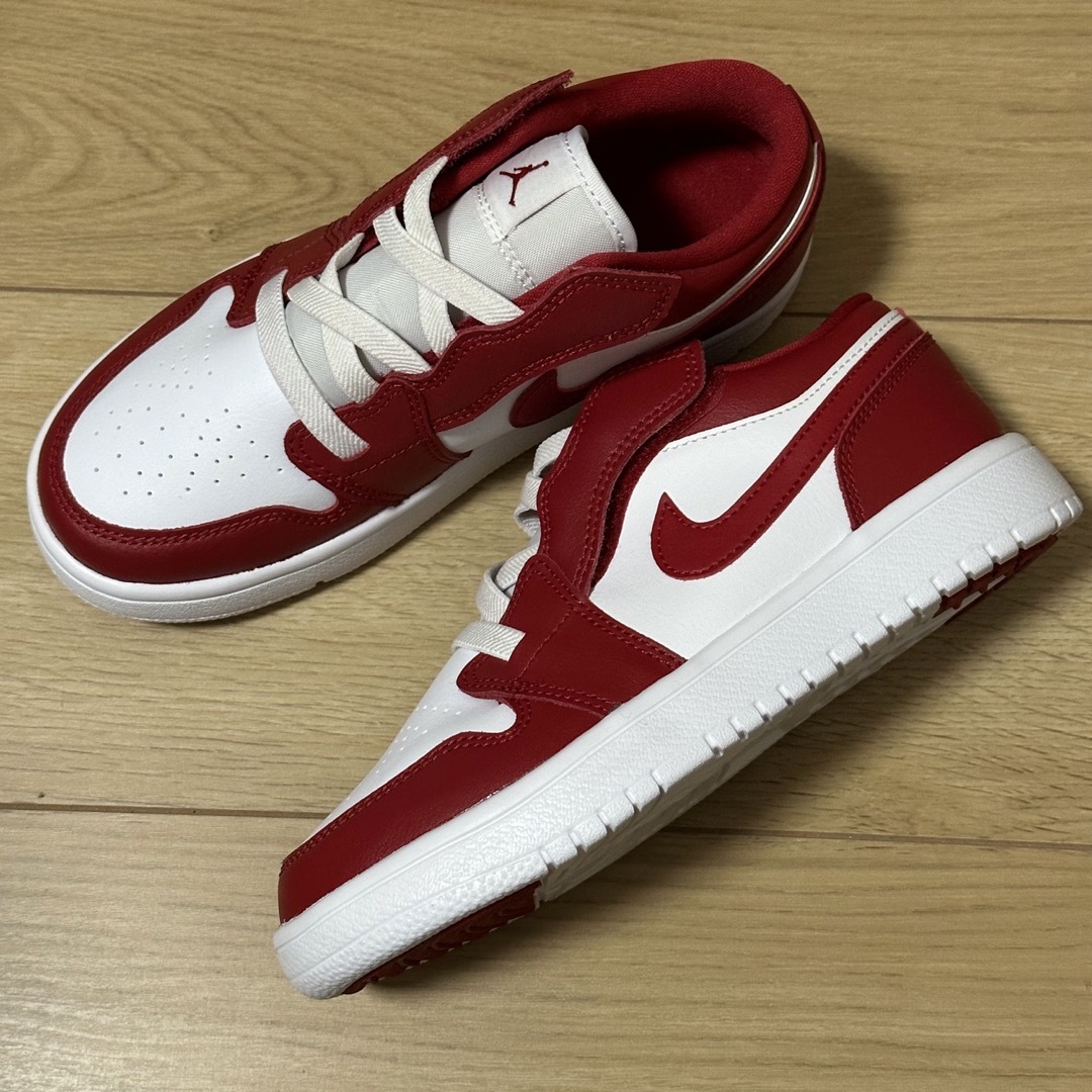 Jordan Brand（NIKE）(ジョーダン)の新品　NIKE AIR JORDAN 1 LOW キッズ　21cm  赤 キッズ/ベビー/マタニティのキッズ靴/シューズ(15cm~)(スニーカー)の商品写真