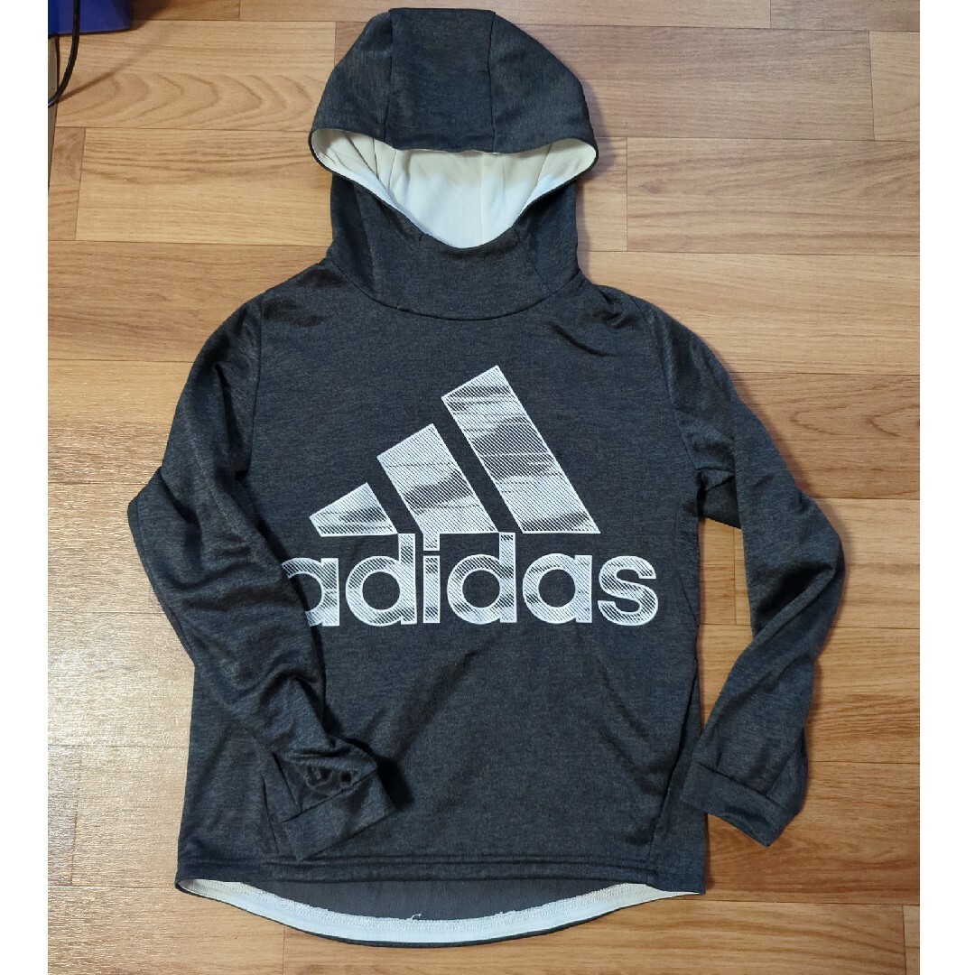 adidas(アディダス)のアディダス　パーカー　150cm キッズ/ベビー/マタニティのキッズ服男の子用(90cm~)(Tシャツ/カットソー)の商品写真