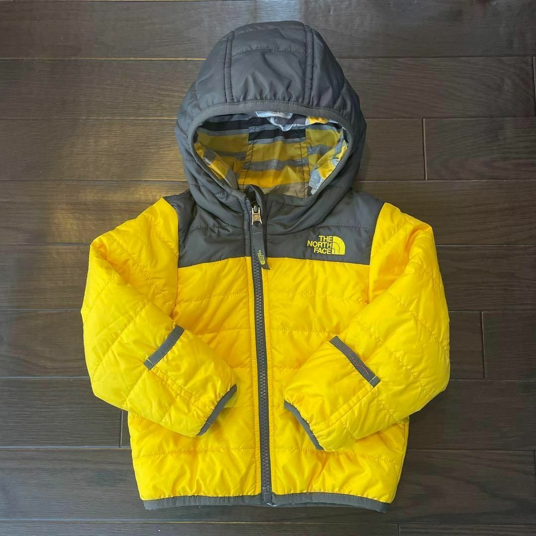 THE NORTH FACE(ザノースフェイス)の⭐️ノースフェイス ダウンジャケット リバーシブル　12-18m　フード 黄色 キッズ/ベビー/マタニティのキッズ服男の子用(90cm~)(ジャケット/上着)の商品写真