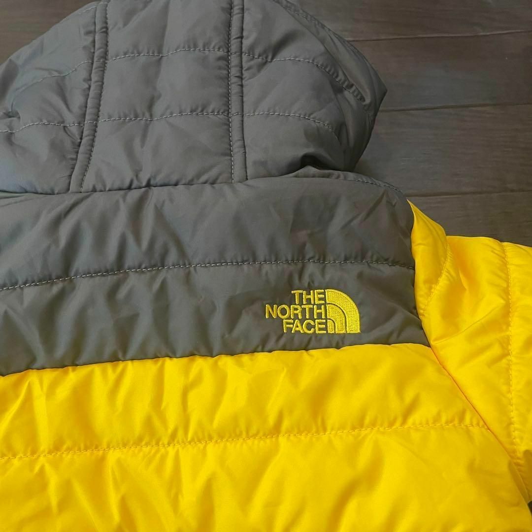 THE NORTH FACE(ザノースフェイス)の⭐️ノースフェイス ダウンジャケット リバーシブル　12-18m　フード 黄色 キッズ/ベビー/マタニティのキッズ服男の子用(90cm~)(ジャケット/上着)の商品写真