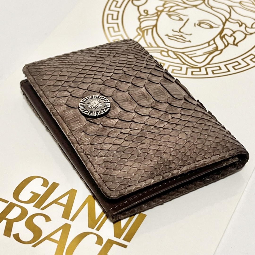 Gianni Versace(ジャンニヴェルサーチ)のGIANNI VERSACE ジャンニ ヴェルサーチ リアルパイソン カードケース 名刺入れ コンパクト 財布 サンバースト メンズのファッション小物(名刺入れ/定期入れ)の商品写真
