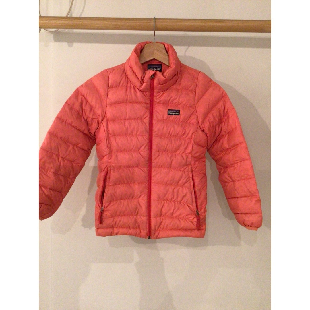 patagonia(パタゴニア)のパタゴニア　キッズダウン　S  8才　オレンジピンク キッズ/ベビー/マタニティのキッズ服女の子用(90cm~)(ジャケット/上着)の商品写真