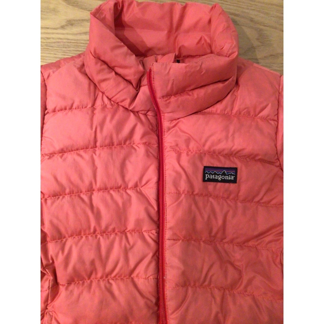 patagonia(パタゴニア)のパタゴニア　キッズダウン　S  8才　オレンジピンク キッズ/ベビー/マタニティのキッズ服女の子用(90cm~)(ジャケット/上着)の商品写真