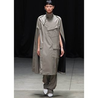 ハイク(HYKE)のhyke ハイク tropical motorcycle cape(トレンチコート)